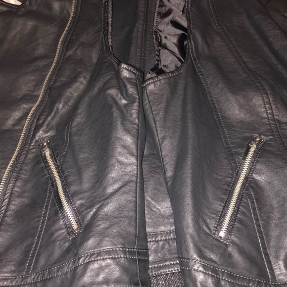 Crest Canyon Faux Leather Biker Vest - Picture 6 of 7